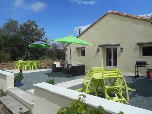 la-chapelle-gaudin-gite-la-cachette-terrasse.jpg