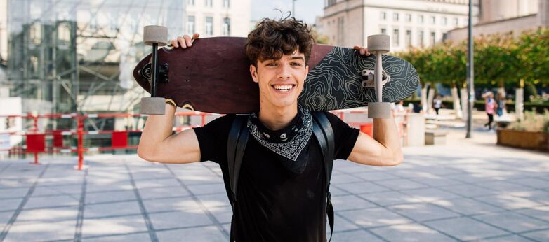 donovan_pom_pom-1920x850.jpg