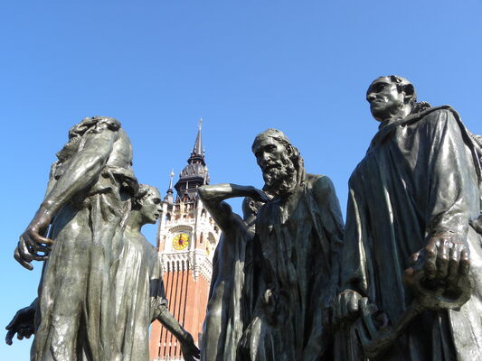 Calais-belfry-and-Six-burgers-statue-Photo-Office-de-Tourisme-Calais-Côte-d-Opale.jpg
