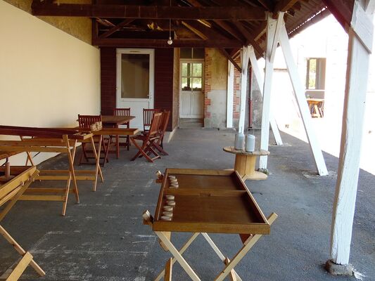 combrand-gite-ecole-buissonniere-cour-terrasse.jpg