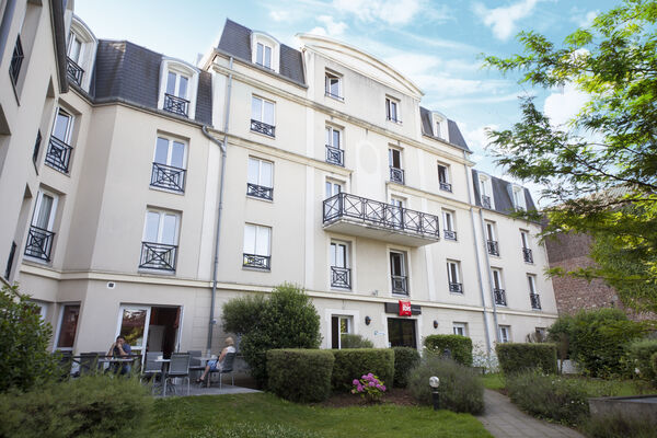 TERRASSE COUR INTERIEURE_IBIS_VALENCIENNES_IMG_7292.jpg