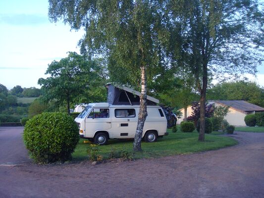 Argentonnay-camping-du-lac-dhautibus-aire-camping-car1-sit.jpg