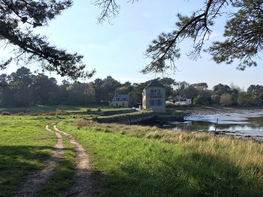 vue sur le chemin menant à la maison au moulin à marée.jpg