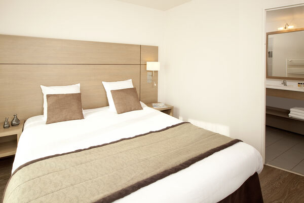 RH-Valenciennes_2pièces-chambre-sdb_rodolphe-franchi_HD.jpg
