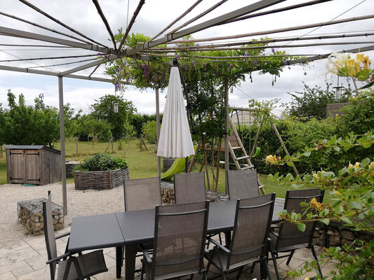 Harmonies-Gîte-bioclimatique-terrasse-jardin-verger.jpg
