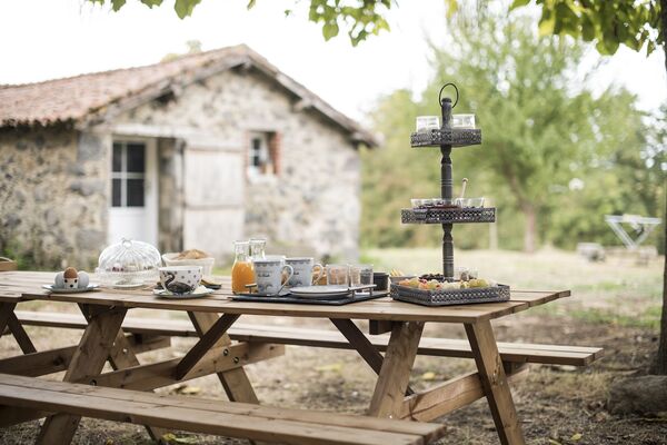 le-breuil-bernard-chambre-dhotes-le-duplex-petit-dejeuner.jpg