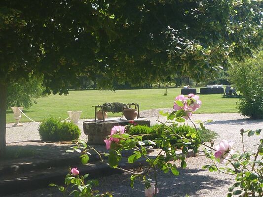 La-Levraudière,-détente-au-jardin.jpg