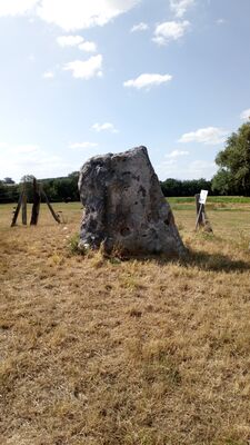 Menhir néolithique classé monument historique en 1960 selfie spot!.JPG