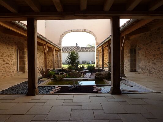 nueil-les-aubiers-chambres-dhotes-la-minaudiere-patio2.jpg