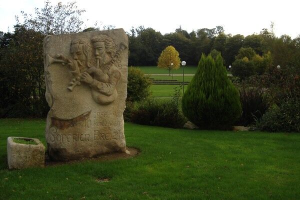 statue sonneurs - Gourin - crédit photo OTPRM (6).JPG