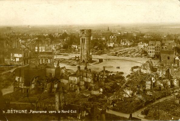 Vue de Béthune détruite à 90%.jpg