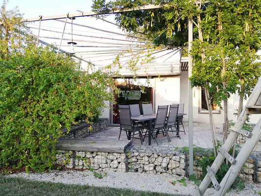 Harmonies-Gîte-bioclimatique-terrasse-bon-vivre.jpg