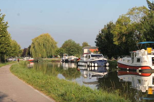 Halte-nautique-Fragnes-voie-verte.JPG