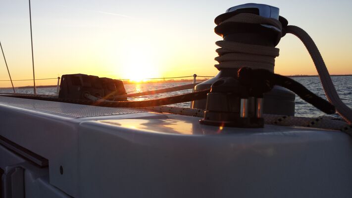 lever de soliel en croisière avec envol à voile