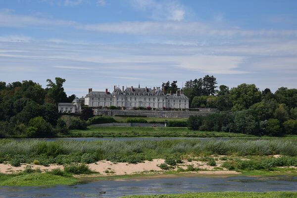 La Loire et le chateau de Menars.jpg