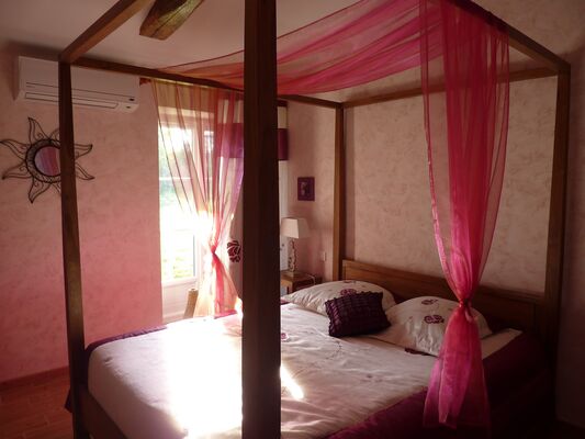 nueil-les-aubiers-chambres-dhotes-la-minaudiere-chambre-romantique.jpg