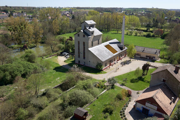 Vue aérienne de la Distillerie, l'étang et la Gartempe.jpg