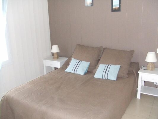 location-iledere-lepinparasol-chambre-litdouble-1.jpg