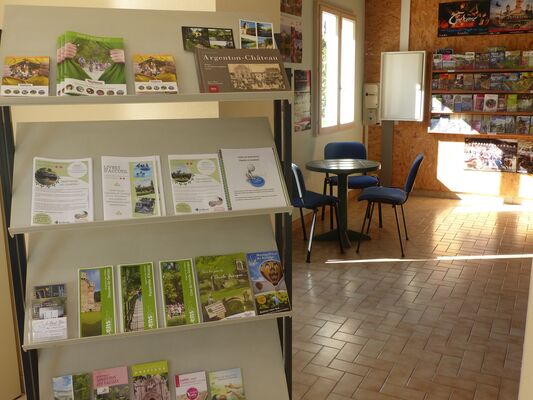 Argentonnay-camping-du-lac-dhautibus-accueil-espace-infos-sit.jpg