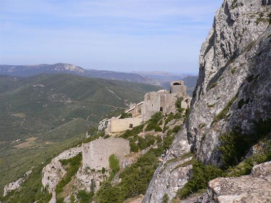 Châteaux de Quéribus & Peyrepertuse + village de Cucugnan.jpg