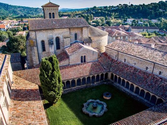 Vue-aerienne-Cloitre-Abbaye-de-Saint-Hilaire.jpg