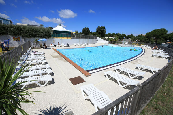 Piscine-Camping-LePlatinLaRedoute-RivedouxPlage (2).jpg