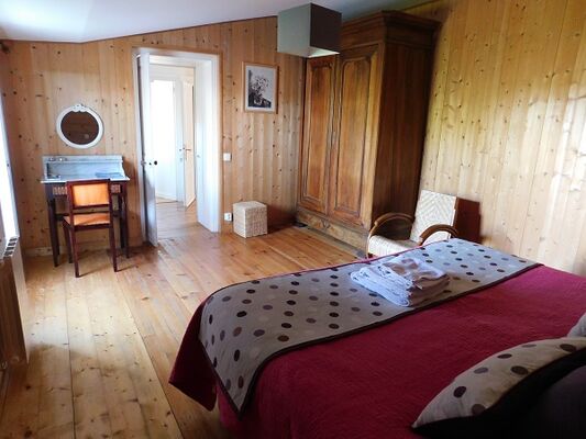 Les Brulonnes-chambre-bois-vue2.jpg