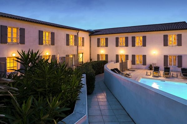 apparthotel-perledere-iledere-lacouarde-piscine-entree.jpg