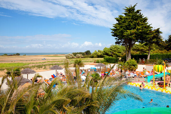 Camping-Les-Peupliers---piscine-vue-mer.jpg