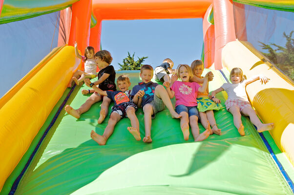 Camping-Les-Peupliers---structures-gonflables.jpg