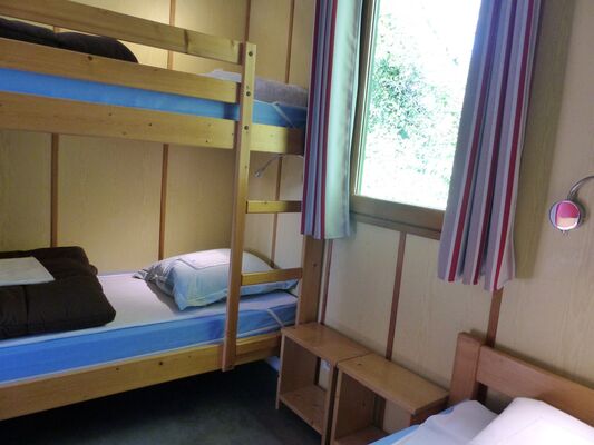 Argentonnay-camping-du-lac-dhautibus-chalet-chambre2-sit.jpg
