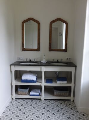 Loublande-chateau st georges-suite blanche-sdb-sit.jpg