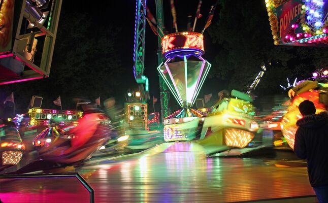 funfair_party_evening_carousel_entertainment_atmosphere-513531.jpg!d.jpg