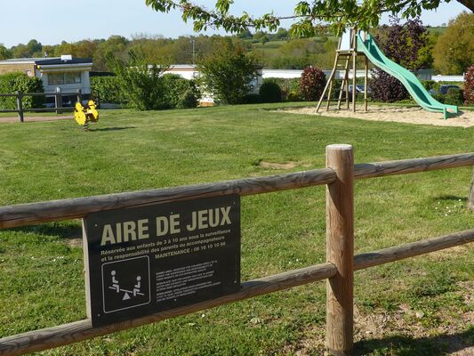 Argentonnay-camping-du-lac-dhautibus-aires-de-jeux-sit.jpg