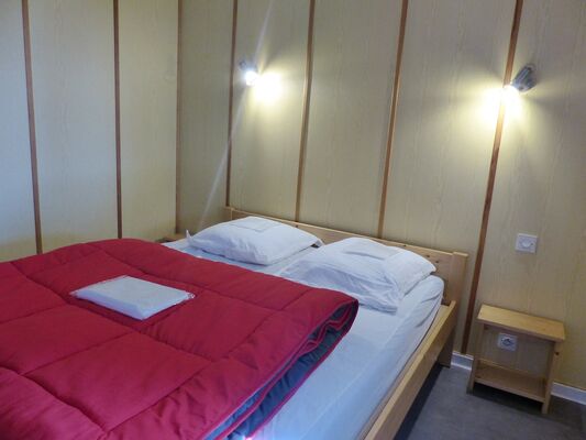 Argentonnay-camping-du-lac-dhautibus-chalet-chambre1-sit.jpg