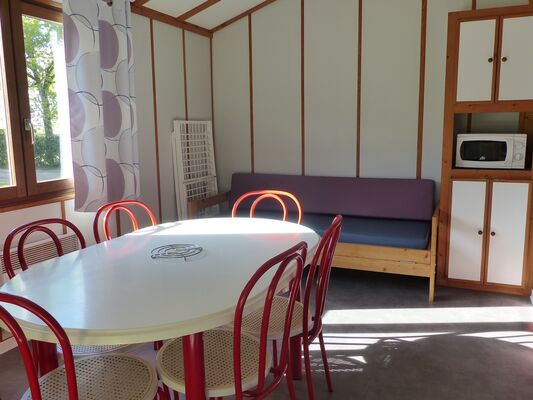 Argentonnay-camping-du-lac-dhautibus-chalet-salon-cuisine-sit.jpg