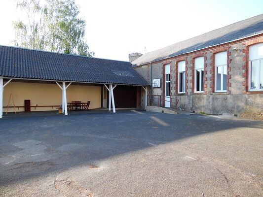 combrand-gite-ecole-buissonniere-cour-decole.jpg