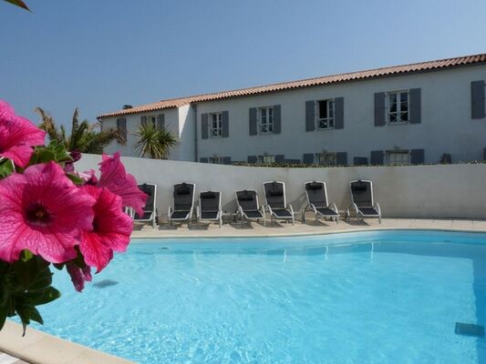 apparthotel-perledere-iledere-lacouarde-piscine-2.JPG