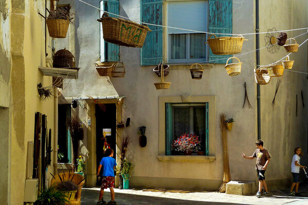 P1010918modifierenfant, été, horizontal, panier suspendu, rue, vallabrègues.jpg