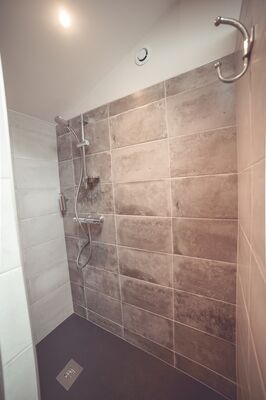 chambroutet-chambres-dhotes-la-belle-lurette-rouge-encre-douche.jpg