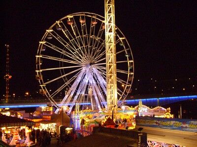 Grande_roue_et_CountDown_(Foire_Saint_Romain_2006).JPG
