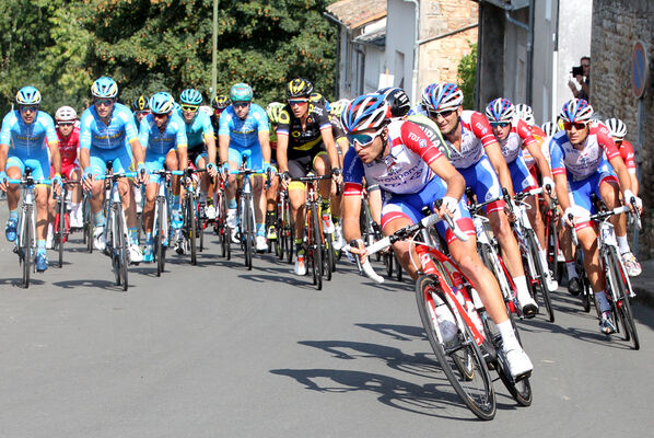 Tour_cycliste_Poitou_Charentes_La_Roche_Posay.jpg
