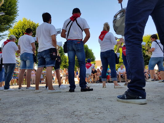 Concert_de_rue_banda_La_Roche_Posay.jpg