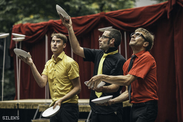 Cirque Democratique - copyright_ Sileks (Loic Nys).jpg