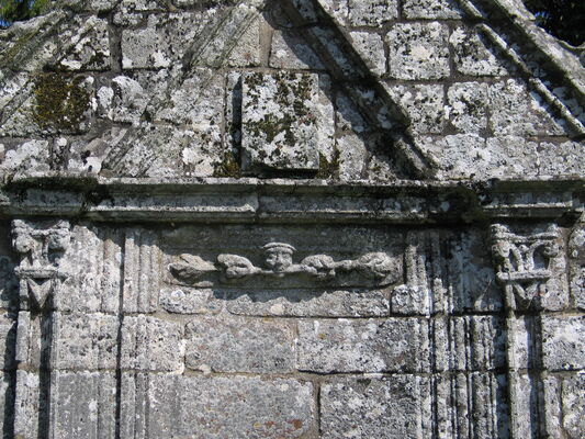 détail vestige chapelle Ste Christine - Locmalo.JPG