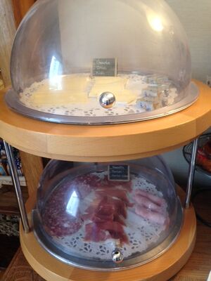 Cloche fromages charcuterie.JPG