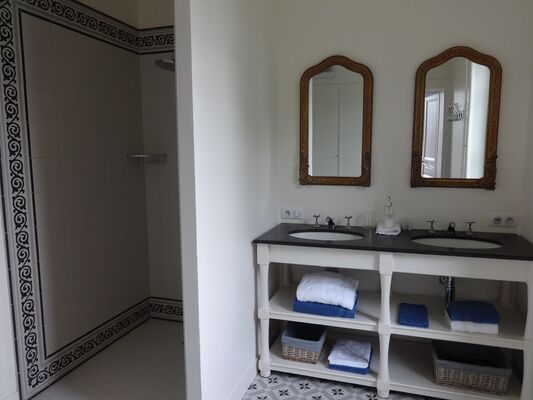 Loublande-chateau st georges-suite blanche-sdb1-sit.jpg