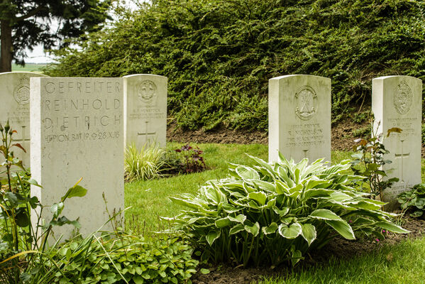 Cimetière Militaire de Saint-Symphorien (c)WBT-JPRemy.jpg