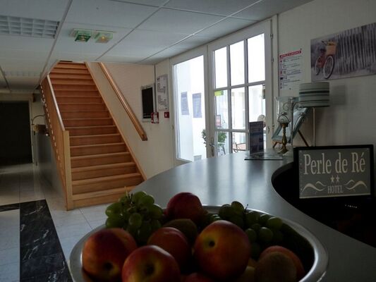apparthotel-perledere-iledere-lacouarde-hall-entree-reception.JPG