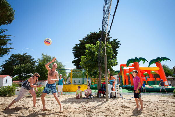Camping-Les-Peupliers---beach-volley.jpg